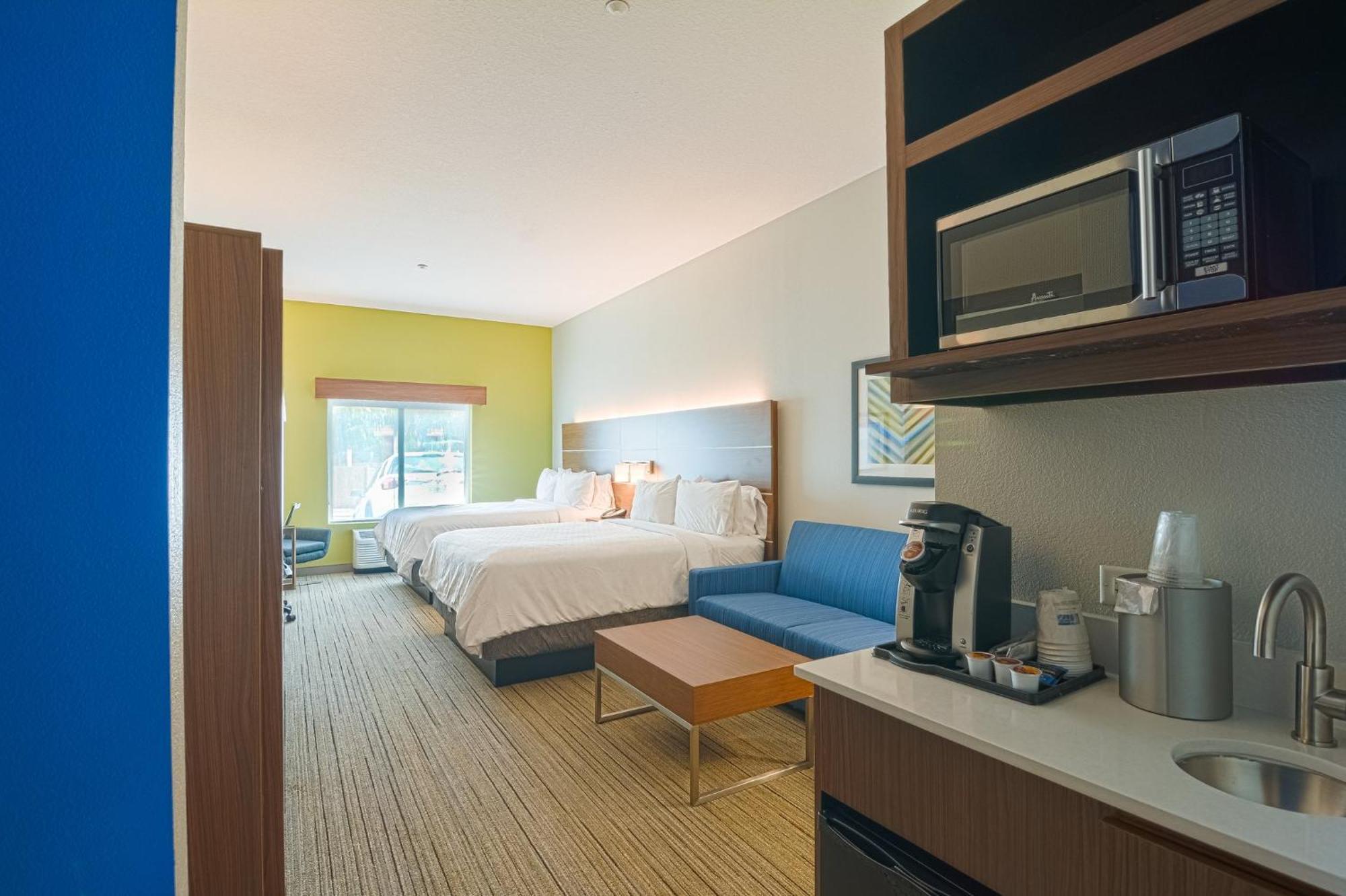 Holiday Inn Express Hotel & Suites Tampa-Usf-Busch Gardens, An Ihg Hotel Екстер'єр фото